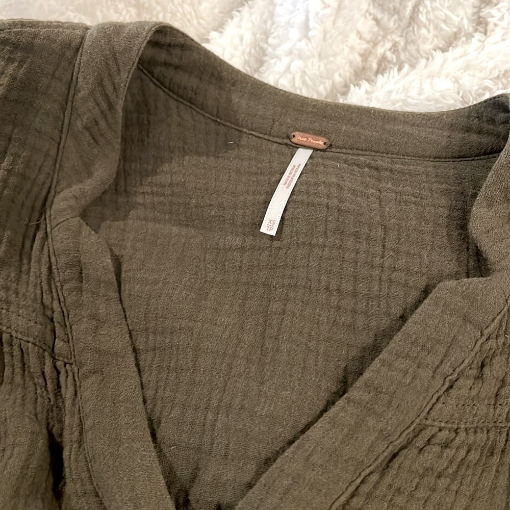 Women’s Free People shirt.